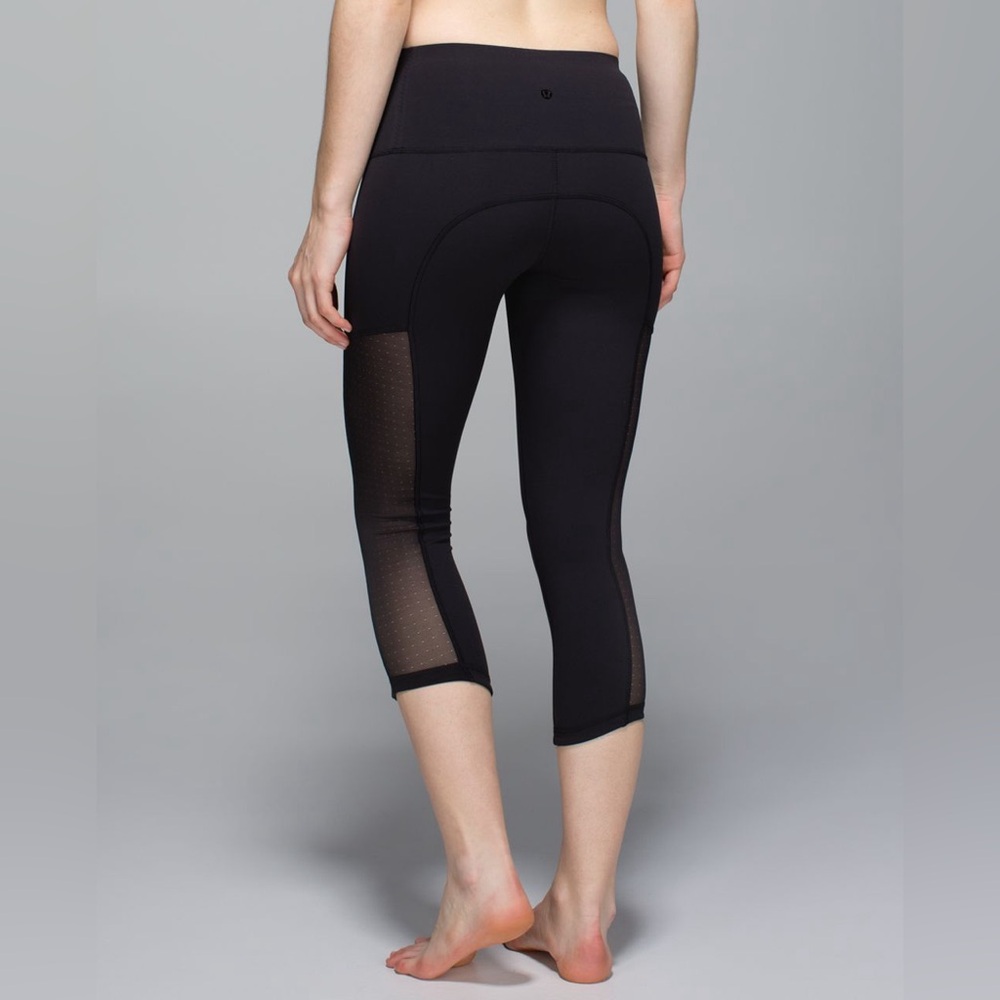 Lululemon Hot To Street Crop
in Black.  
Size 10. 
Pristine Condition.